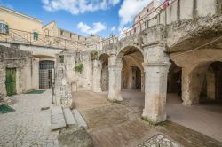 Uno scorcio della vecchia città di Matera, Basilicata. Siamo in una delle cittadine ancora abitate più antiche al mondo - © John_Silver / Shutterstock.com