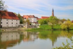 Uno scorcio della vecchia cittadina bavarese di Straubing, Germania. Attraversata dal fiume Danubio, Straubing si trova a soli 135 km da Monaco, nel cuore della Baviera.

