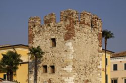 Uno scorcio della vecchia torre merlata di Bardolino, provincia di Verona.
