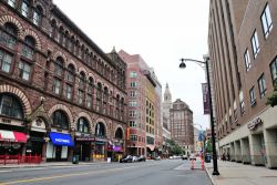 Uno scorcio della via principale di Hartford con Cheney Building sulla sinistra, Connecticut (America). Noto anche come Brown Thomson Building, questo edificio commerciale è stato progettato ...