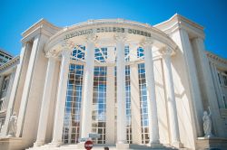 Uno scorcio dell'Albanian College di Durazzo, Albania. Aperto nel Settembre 2014, questo edificio presenta una splendida architettura - © Filip Kubala / Shutterstock.com