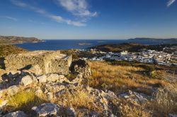 Uno scorcio dell'antico villaggio sull'isola di Kimolos, Cicladi, Grecia. Sullo sfondo, Milos, isola greca di origine vulcanica.



