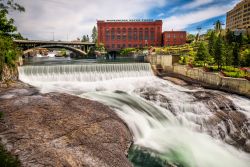 Uno scorcio delle cascate sul fiume Spokane, Washington, Stati Uniti d'America. Sullo sfondo la centrale elettrica - © Nick Fox / Shutterstock.com