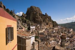 Uno scorcio delle case e del castello fra le rocce di Gagliano Castelferrato in Sicilia - © ollirg / Shutterstock.com