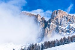 Uno scorcio delle Dolomiti innevate viste da Nova Levante, Trentino Alto Adige.



