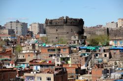 Uno scorcio delle storiche mura cittadine di Diyarbakir (Turchia) prima degli scontri fra le forze di sicurezza turca e il Pkk - © cemT / Shutterstock.com