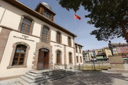 Uno scorcio dell'edificio di Erzurum che accoglie il Palazzo del Governo, Turchia - © prdyapim / Shutterstock.com