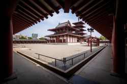 Uno scorcio dello Shitennoji Temple di Osaka, Giappone. In realtà si tratta di un complesso di templi buddhisti fatti costruire nel 593 d.C. dal principe ereditario Umayado - © Thiti ...