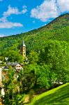 Città medievale di Florac, Francia. Un bel panorama sulla località francese di Florac che sorge su una collina immersa nella natura.
