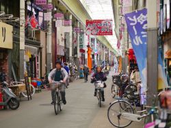 Uno scorcio di Higashimuki Minamimachi Avenue nella città di Nara, Giappone: in questa via dello shopping i turisti possono trovare ristoranti e negozi di souvenir e articoli tipici giapponesi ...