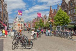 Uno scorcio di Jzerenleen Street nella cittadina di Mechelen, Belgio. Sullo sfondo l'edificio gotico del Groot Begijnhof dichiarato patrimonio dell'umanità dall'Unesco - © ...