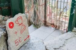 Uno scorcio di Lavagna, reti di pescatori e insegna di un bar lungo le stradine del centro storico