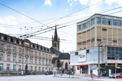 Uno scorcio di Limoges (Francia) con la chiesa di Saint Pierre of Queyroix - © ilolab / Shutterstock.com