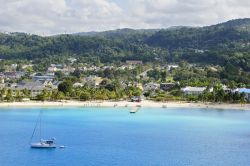 Uno scorcio di Ocho Rios, Giamaica, visto dal mare. E' un vero gioiello immerso fra natura e mare con molte possibilità di intrattenimento.
