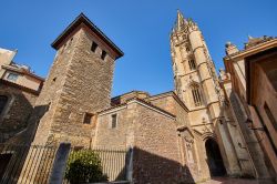 Uno scorcio di Oviedo e della cattedrale di San Salvador, Asturie, Spagna. Oviedo è nota anche per la sua antica torre medievale, luogo in cui sorge la cattedrale gotica.

