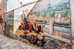 Uno scorcio di Parigi in un murales di Saludecio in Romagna - © Maxal Tamor / Shutterstock.com