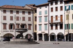 Uno scorcio di piazza Giacomo Matteotti a Udine, Friuli Venezia Giulia. Un tempo questo spazio urbano era adibito a campo di giustizia per eseguire le sentenze capitali - © Denis.Vostrikov ...