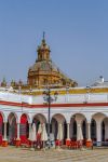 Uno scorcio di Plaza de Abastos a Carmona (Spagna) con la cupola della chiesa sullo sfondo. L'architetto che la progettò fu Ramon del Toro che rispettò i modelli usati per ...