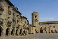 Uno scorcio di Plaza Mayor a Ainsa, Pirenei, Spagna. Sotto gli archi della piazza ci sono locande e ristoranti tradizionali dove assaporare i piatti tipici di questa regione, fra cui lo stufato ...