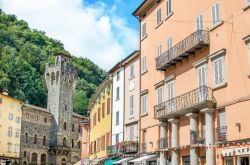 Uno scorcio di Porretta Terme e il suo Municipio ...