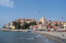 Uno scorcio di Porto Maurizio, Imperia, con la spiaggia e gli aquiloni (Liguria).
