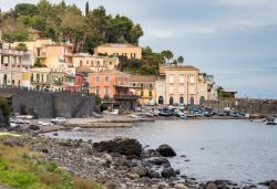 Uno scorcio di Santa Maria la Scala, Acireale, Sicilia. Questa frazione del Comune di Acireale si trova sulla costa ionica ai piedi della Timpa, una falesia gigantesca. L'attività ...