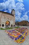 Uno scorcio di Spello durante la Infiorata del Corpus Domini, quando le strade del borgo dell'umbria si iempiono di coloratissime composizioni floreali - © ValerioMei / Shutterstock.com ...