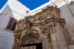 Uno scorcio di un portale barocco scolpito in pietra nel centro storico di Locorotondo