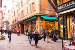 Uno scorcio di Via Clavature una delle strade delle Corporazioni di Arti e Mestieri a Bologna - © DrimaFilm / Shutterstock.com