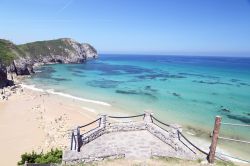 Uno scorcio di Vidiago Beach a Llanes, Asturie, Spagna. Situato vicino al famoso monolite preistorico Idolo de Pena Tu, questo tratto di litorale dalla sabbia bianca e fine è uno dei ...