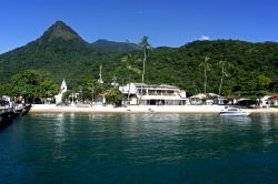 Uno scorcio di Vila do Abraao, Ilha Grande, Messico, vista da una barca. Questa cittadina, la principale dell'isola, conta circa 3 mila abitanti. Sullo sfondo, i monti e la giungla - © ...