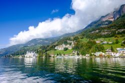 Uno scorcio di Vitznau con vista del Monte Rigi, Svizzera. Appartenente alla catena montuosa delle Prealpi Svizzere, il Rigi viene anche chiamato localmente "Regina delle Montagne". ...