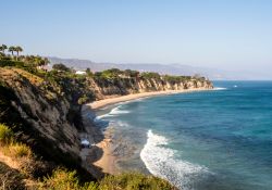 Uno scorcio di Zuma Beach a Malibu, contea di Los Angeles, California. E' una delle spiagge più celebri di questo tratto di costa: le scogliere che la circondano la rendono aspra ...