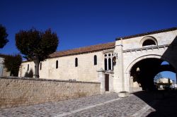 Uno scorcio esterno dell'Ospedale dei Pellegrini a Pons, Francia.
