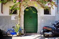 Uno scorcio fotografico di Gargnano, Lombardia, Italia. Questa graziosa località della provincia di Brescia si affaccia sul lago di Garda.



