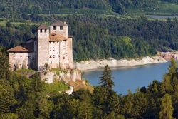 Uno scorcio magico della Valle di Non: Castel Cles e il Lago di Santa Giustina - © Alberto Masnovo / Shutterstock.com