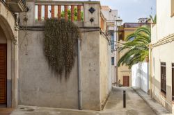 Uno scorcio nel centro storico di Arenys de Mar, Catalogna, Spagna. Passeggiando si possono scorgere alcuni suggestivi angoli nascosti da fotografare - © joan_bautista / Shutterstock.com ...