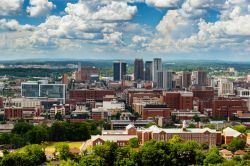 Uno scorcio panoramico della città di Birmingham, Alabama, vista dall'alto del Vulcan Park.
