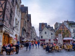 Uno scorcio panoramico di piazza Plumereau nella medievale Tours, Francia. Turisti in relax seduti nei caffé all'aperto - © StockPhotoAstur / Shutterstock.com