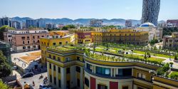 Uno scorcio panoramico sui tetti di Tirana, Albania.

