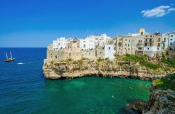 Uno scorcio pittoresco di Polignano a Mare e le sue case sulla scogliera