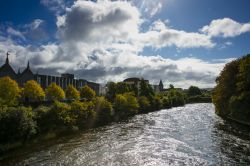 Uno scorcio sul fiume Corrib nella città di Galway, Irlanda. 
