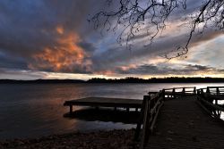 Uno spettacolare tramonto con nuvole sul lago di Varese nei pressi di Gavirate, Lombardia - © 342193232 / Shutterstock.com