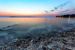 Uno spettacolare tramonto sul Mare Adriatico a Fazana, Croazia.



