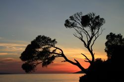 Uno spettacolare tramonto sulla costa di Brela in Dalmazia, Croazia