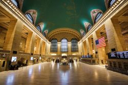 Uno spettrale Grand Central Terminal durante emergenza Covid-19 con la Grande Mela bloccata dalla pandemia del coronavirus 2020 - © tetiana.photographer / Shutterstock.com