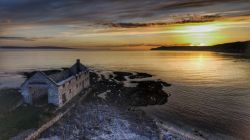 Uno splendido tramonto su Church Bay sull'isola di Rathlin, Irlanda del Nord.
