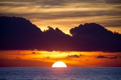 Uno splendido tramonto sul mare a Forte dei Marmi, Toscana. Siamo sulla costa settentrionale della provincia di Lucca al confine con Massa Carrara. La spiaggia è fatta di sabbia finissima ...