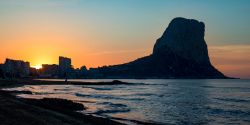 Uno splendido tramonto sulla spiaggia di Calpe, Comunità Valenciana, Spagna.

