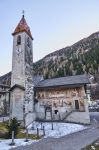 Uno storico edificio religioso a Cogolo, nei pressi di Pejo, Trentino Alto Adige. Gli affreschi della chiesa dei santi Filippo e Giacomo.

